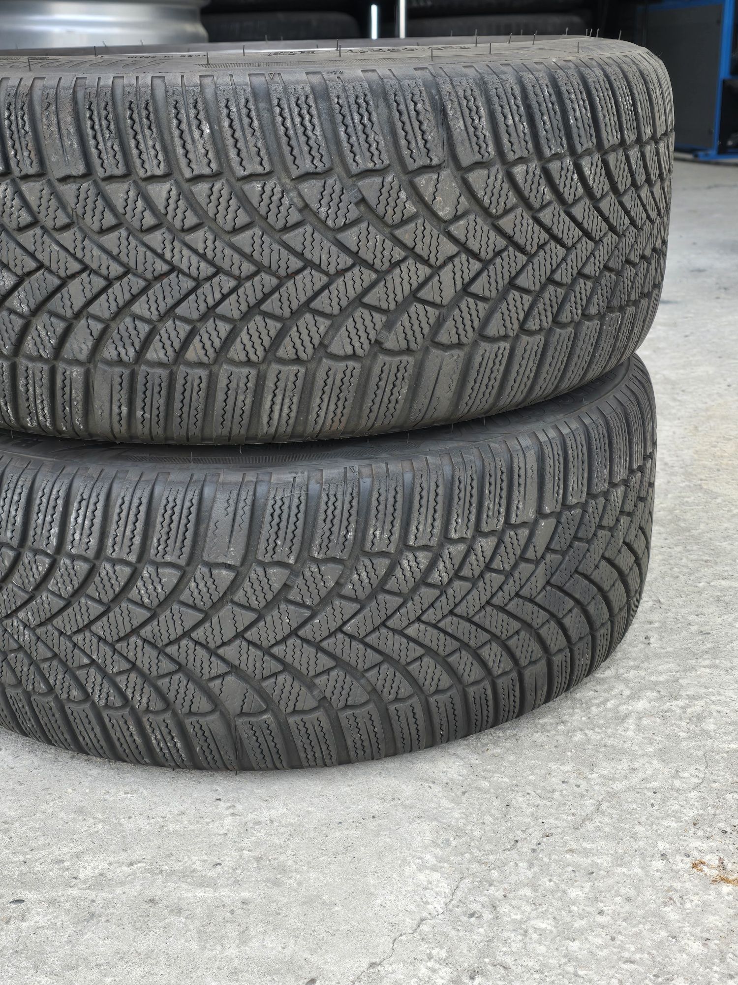 2 Броя 225/45/17 Bridgestone 6mm 22dot