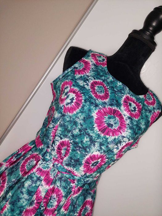 Rochie colorat[ in V/clos cu cordon in mijloc, cambrata NOUA