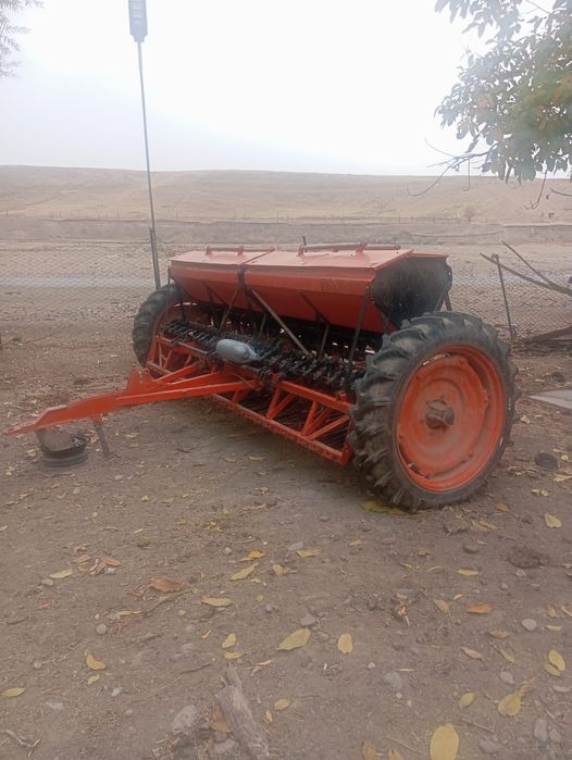 Сеялка для посева семян.