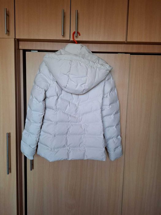 Geaca crem marimea 38 Reserved , noua  de iarna