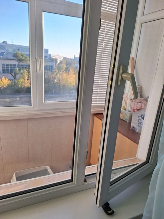 Пластиковое окно этажного дома с подокоником