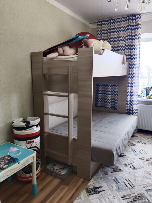 Двухъярусная кровать и шкаф в прихожую