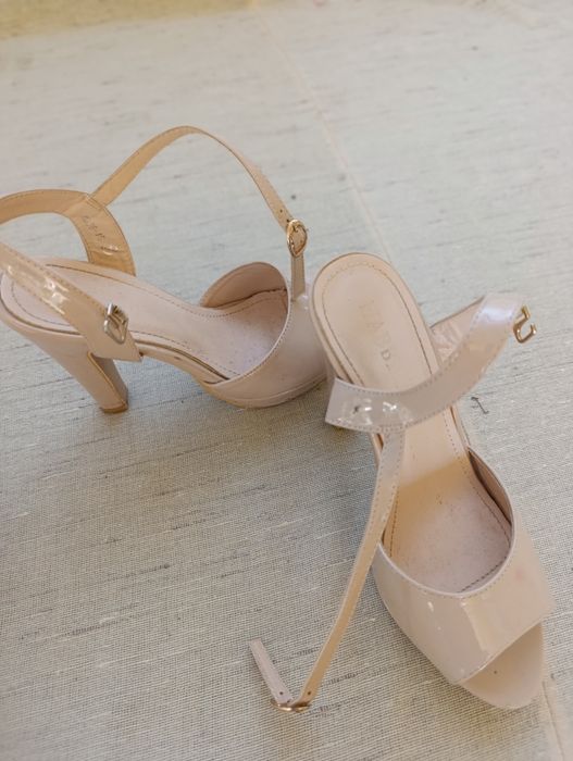 Vând pantofi cu toc înalt pentru ocazie evenimente