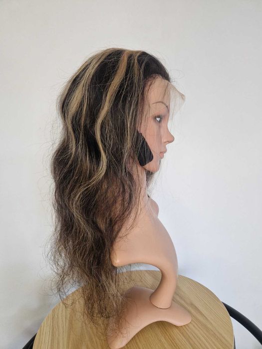 60 см естествена чуплива тъмно кафява перука с руси кичури с дантела