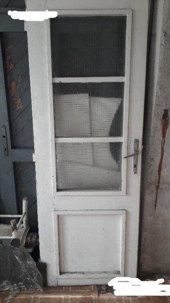 Дървена врата със стъкла. Размери 70 см х 1.95. Като цяло си е запазен