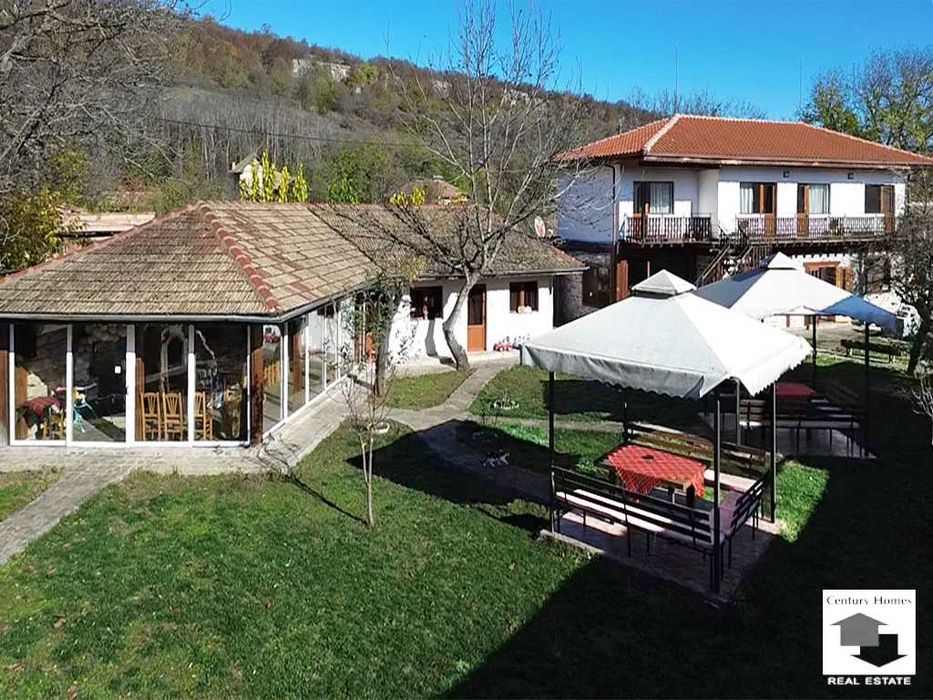 116249 Къща с 8 спални, механа и добре аранжиран двор в с. Емен