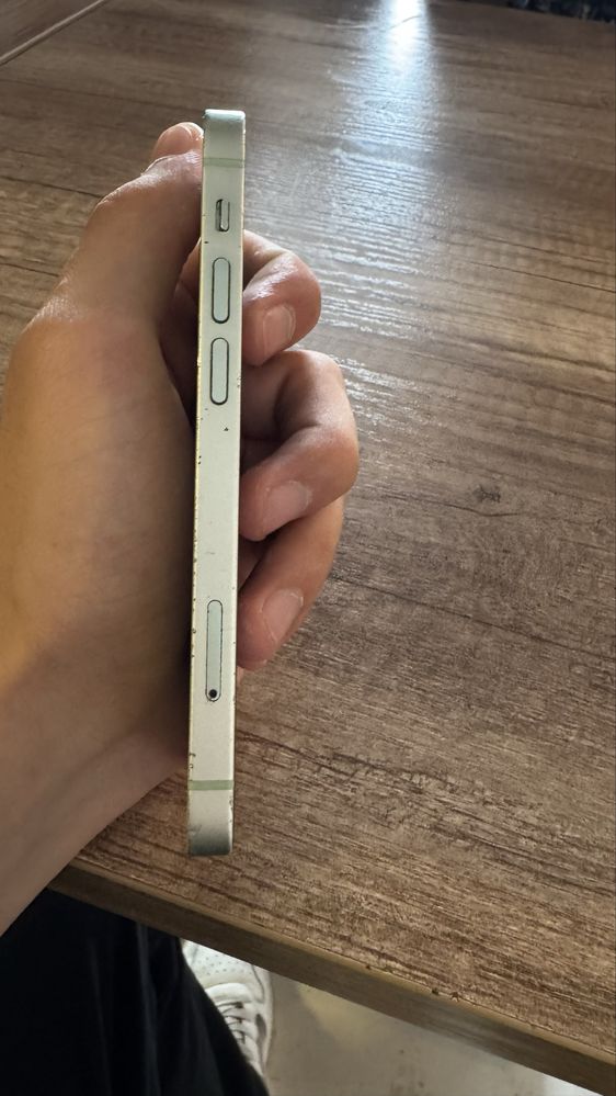 iPhone 12 mini.