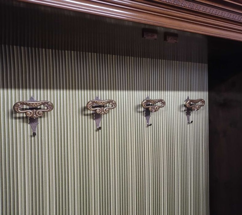 Cuier/ Dulap vechi din lemn cu oglinda, cu eticheta NOVARA, Italia