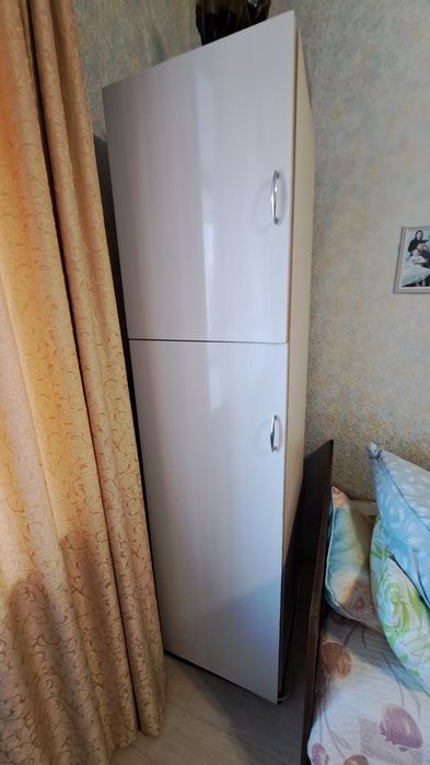 Продам шкаф пенал кухонный,белый дверцы глянцевые,4 полки снизу,2 верх