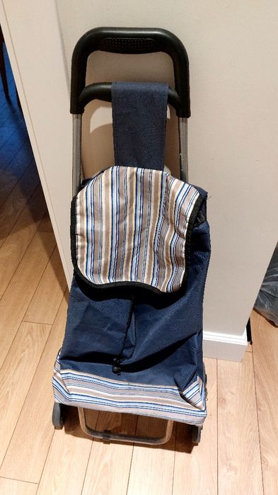 Продам сумку хозяйственную с тележкой, вместительная , удобная .