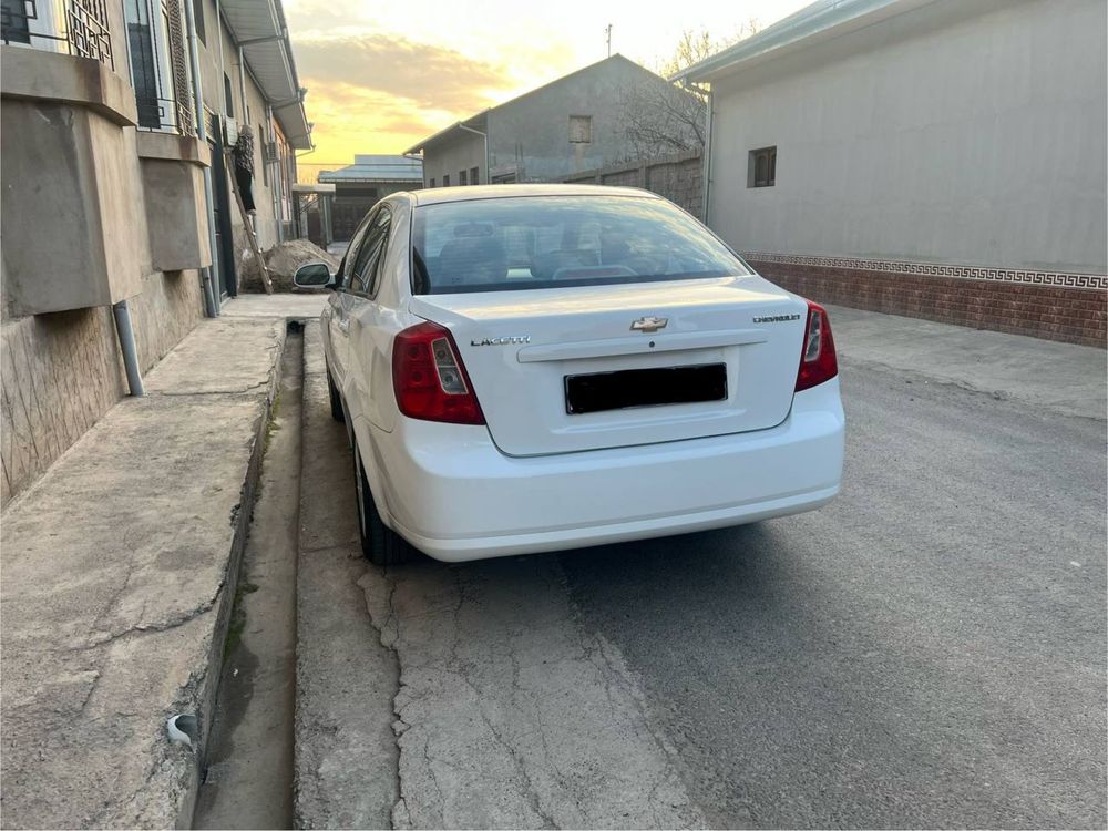 Lacetti 1.8 sotiladi