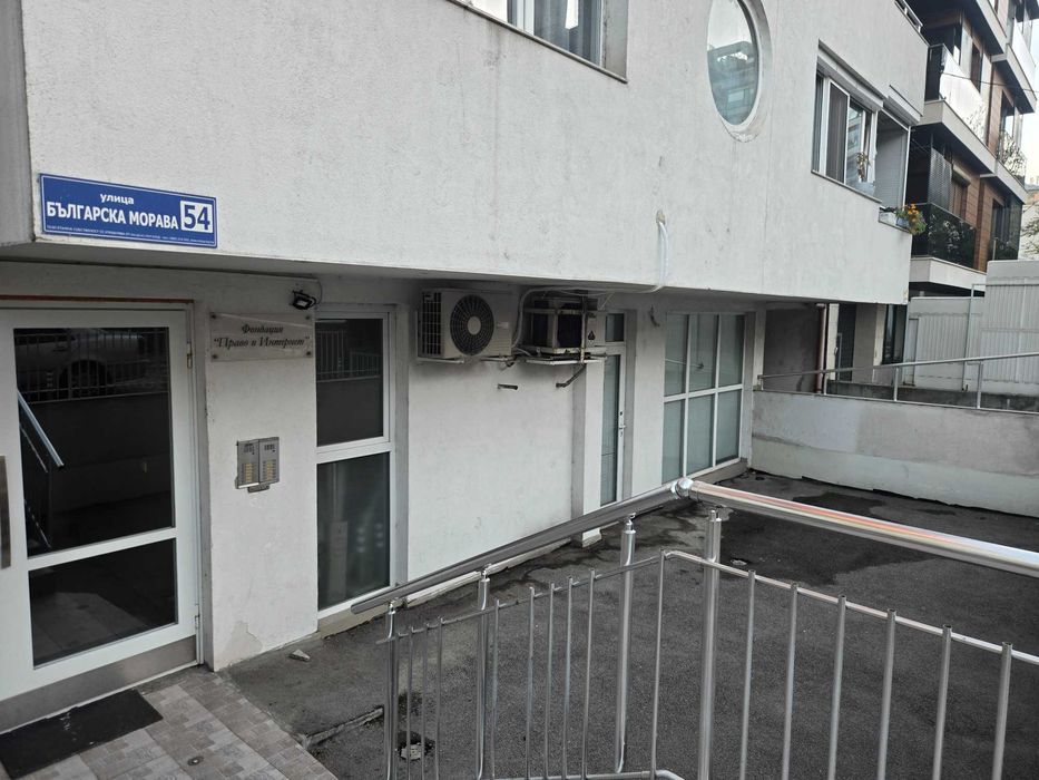 Давам под наем подземно  паркомясто п София център ЗОНА Б5ул.Българска