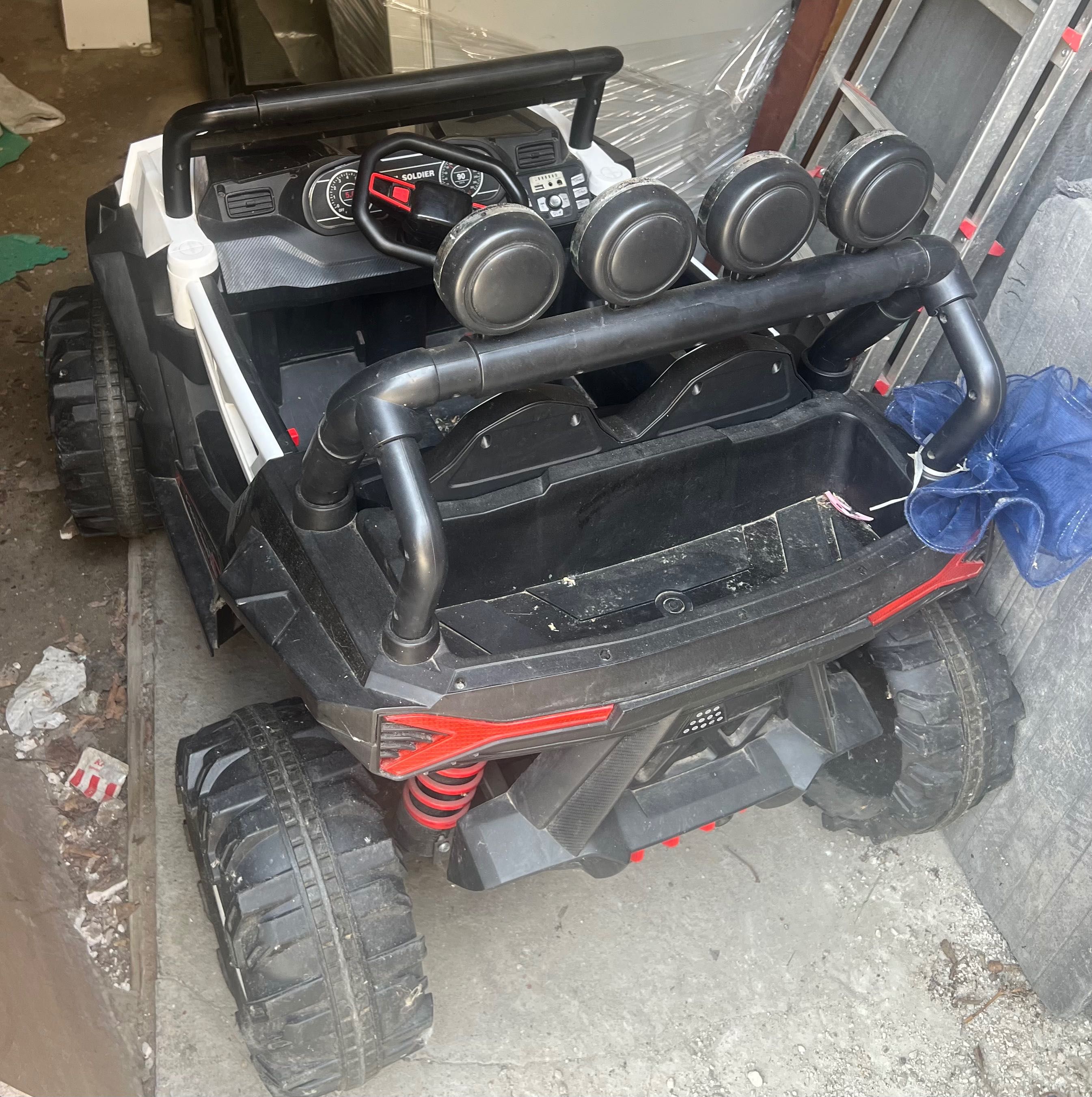 Jeep electric 4x4 pentru copii, cu telecomandă și baterie lithium