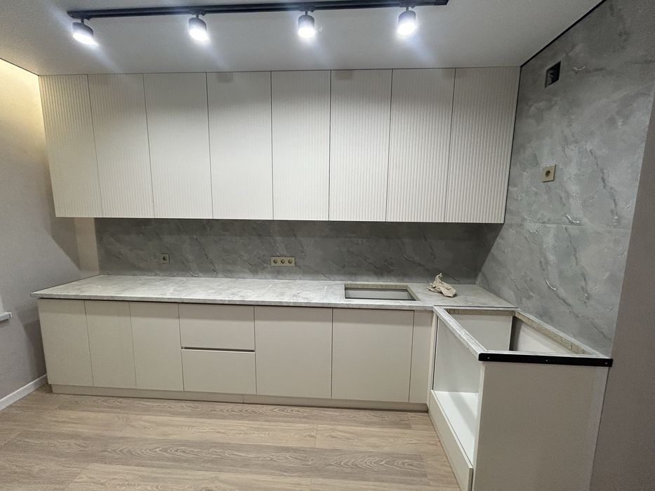 Кухонный гарнитуры, шкафы, прихожка