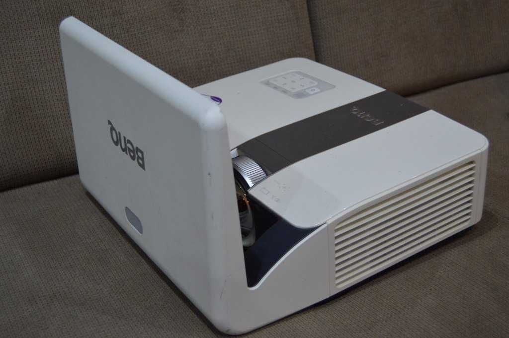 Videoproiector Benq 3D MW851UST, Short Throw - citeste anunt