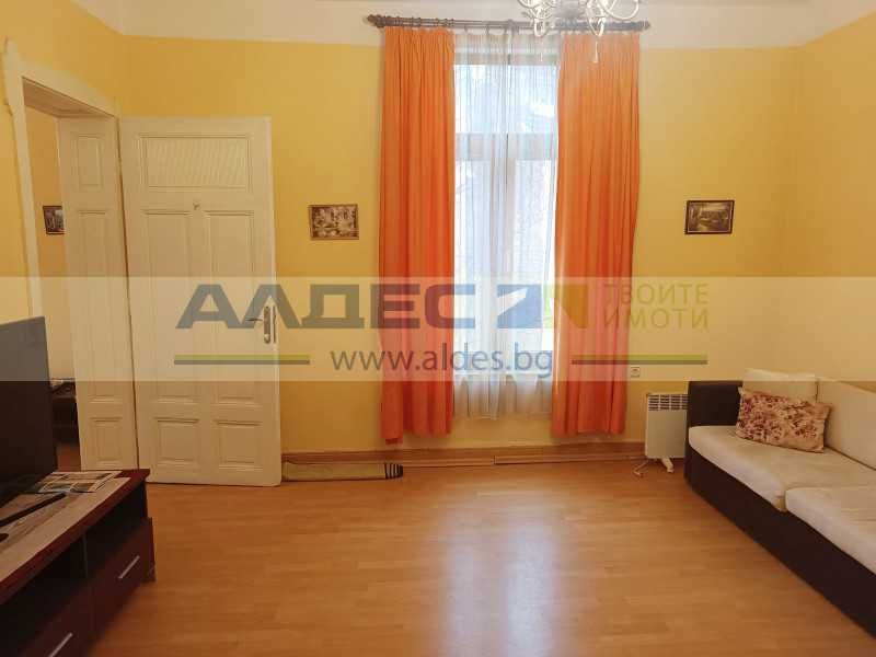 Дава се под наем Тристаен апартамент в София, Център - 120 кв.м за 650 € - Снимка #1