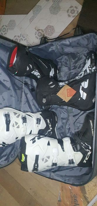 Vând ghete albe mărimea 42 noi și ghetele negri mărimea 46