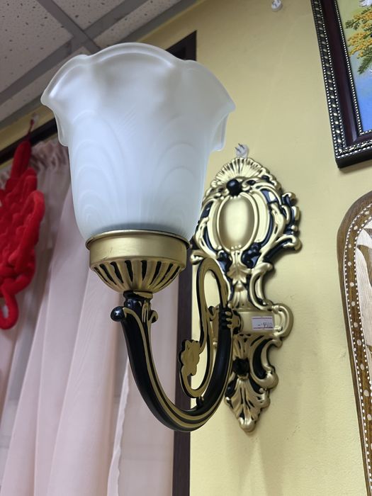 Бра настенное . Два варианта установки , вверх или вниз плафоном