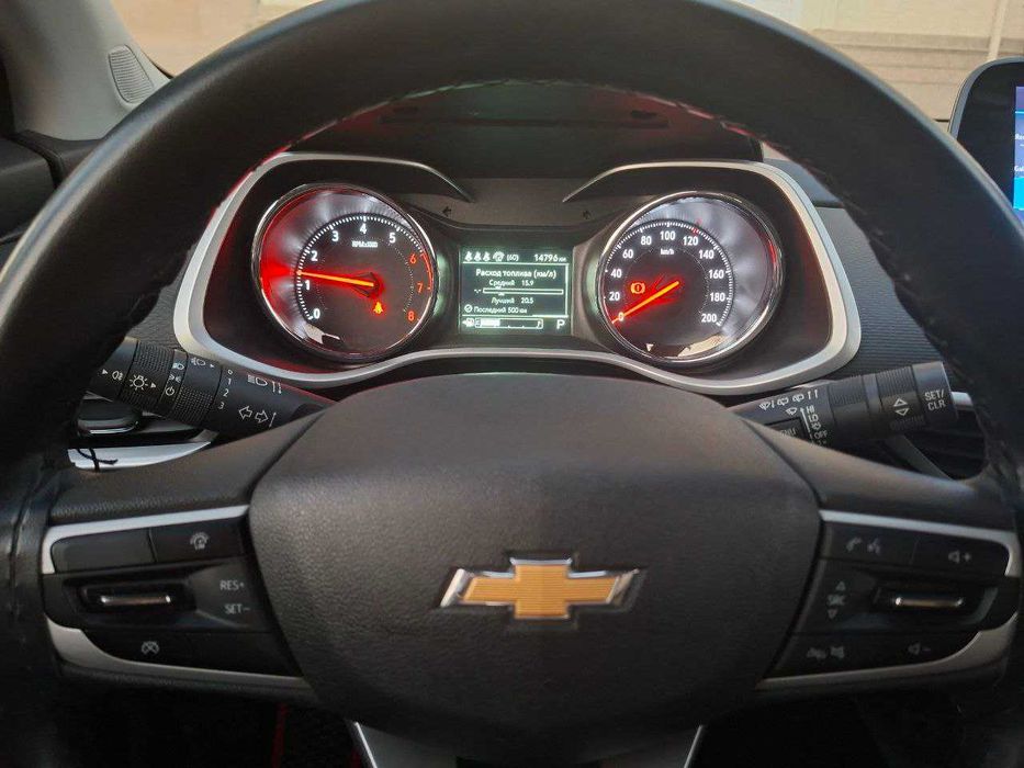 Tracker 2 LS / Пробег 15 000 / Родная краска / Состояние новой