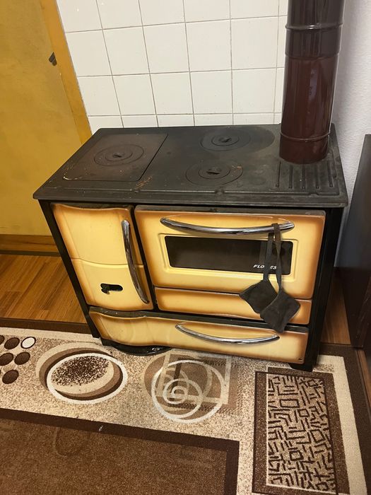 Продавам Готварска печка на твърдо гориво