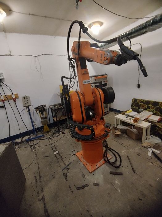 Заваръчен робот ABB IRB 2000 + източник ESAB A350