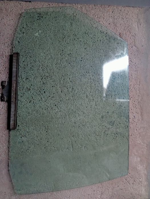 стекло боковое заднее левое VG на Volkswagen Golf III (1H)
Фот