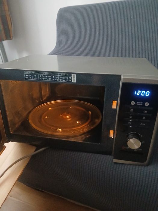Vând cuptor cu microunde