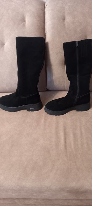 Продам новые женские замшевые сапоги.