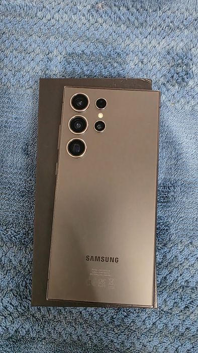 Samsung Galaxy S24 Ultra • 512GB • Negru • Ca nou + Husă cadou
Samsung