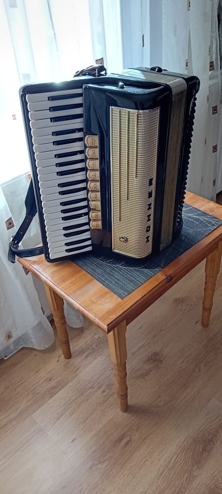 Vînd acordeon Hohner Pirola.