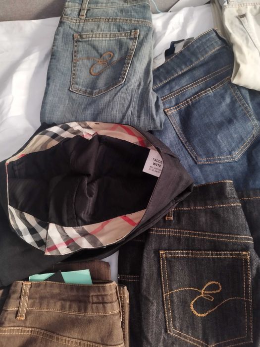 Blugi dama și bărbat fără a fi purtate sunt noi