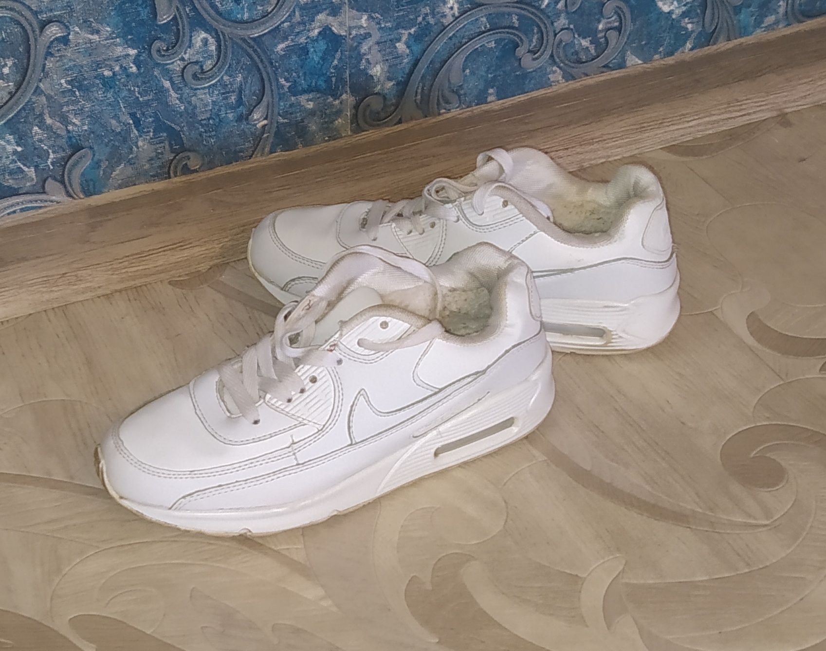 Продам Кроссовки Белые Nike