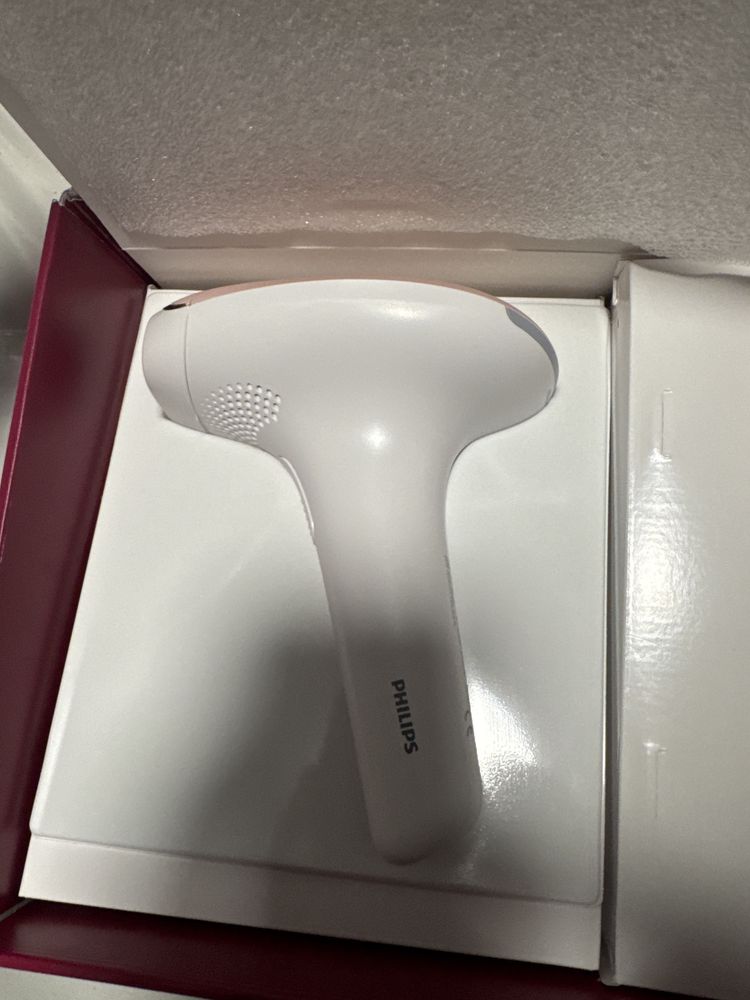 Фотоепилатор Philips Lumea 7000