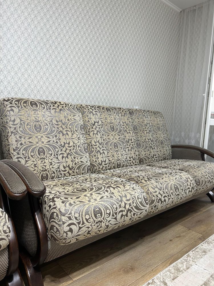 Продается диван с двумя креслами