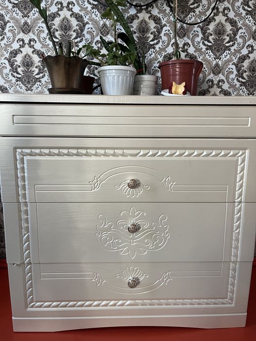 Комод с двумя тумбами и большим зеркалом