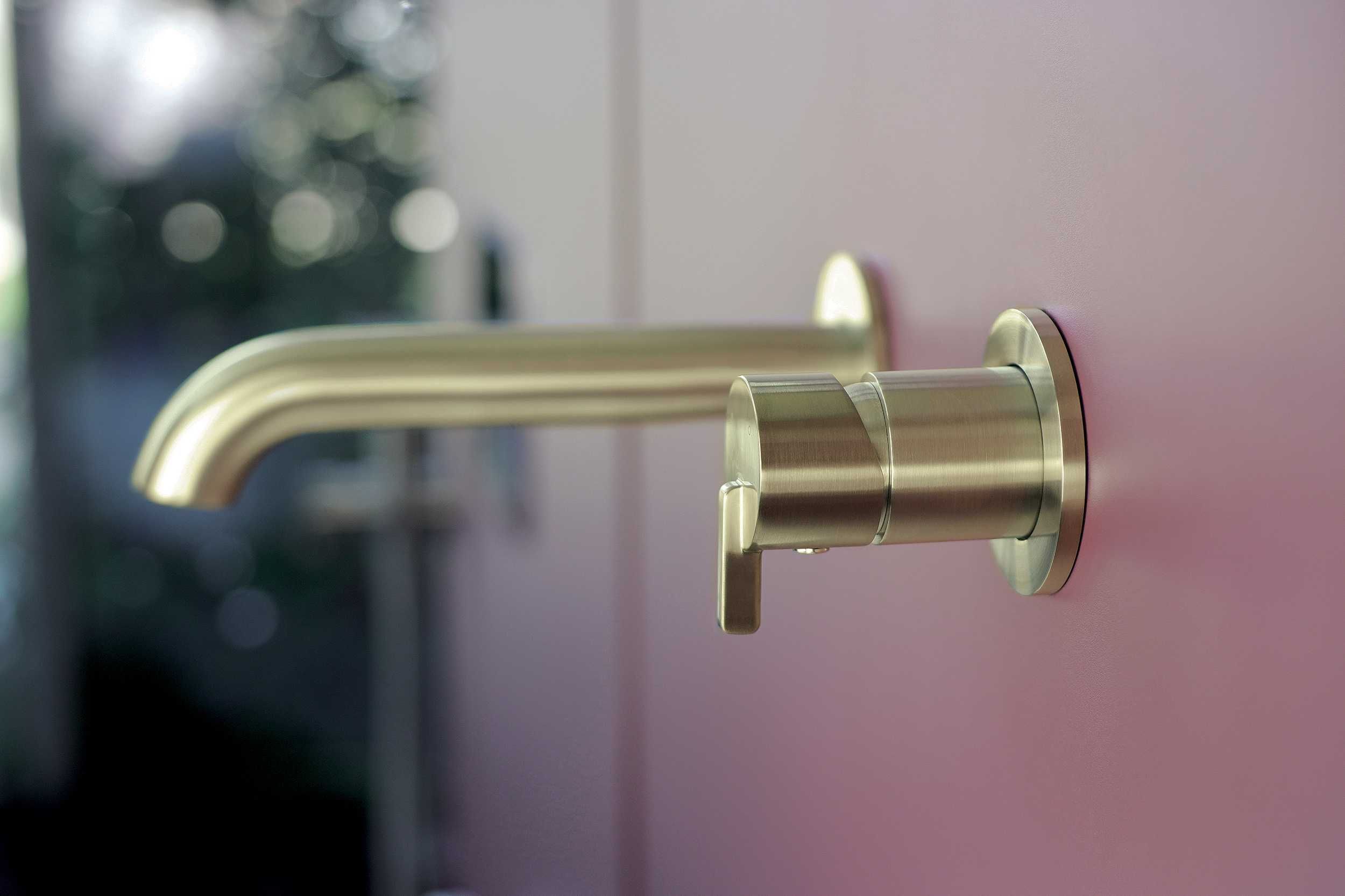 Златен мат смесител за вграждан Баня модел Silia Brushed Gold BQS_R54L