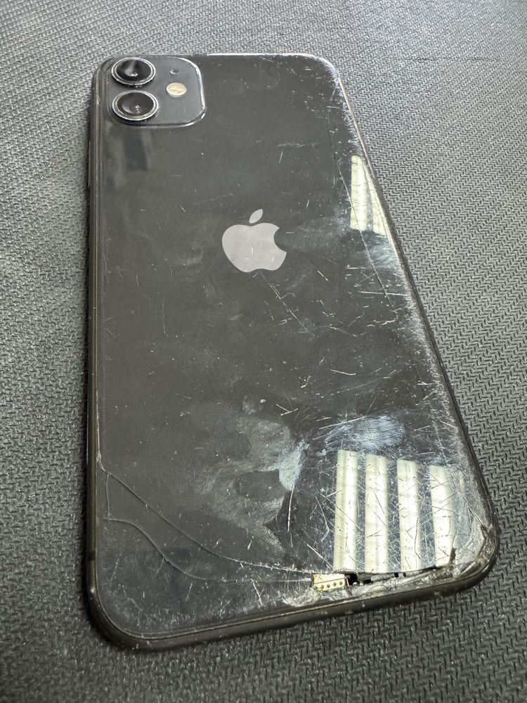 iPhone 11 64gb - заключен с айклауд