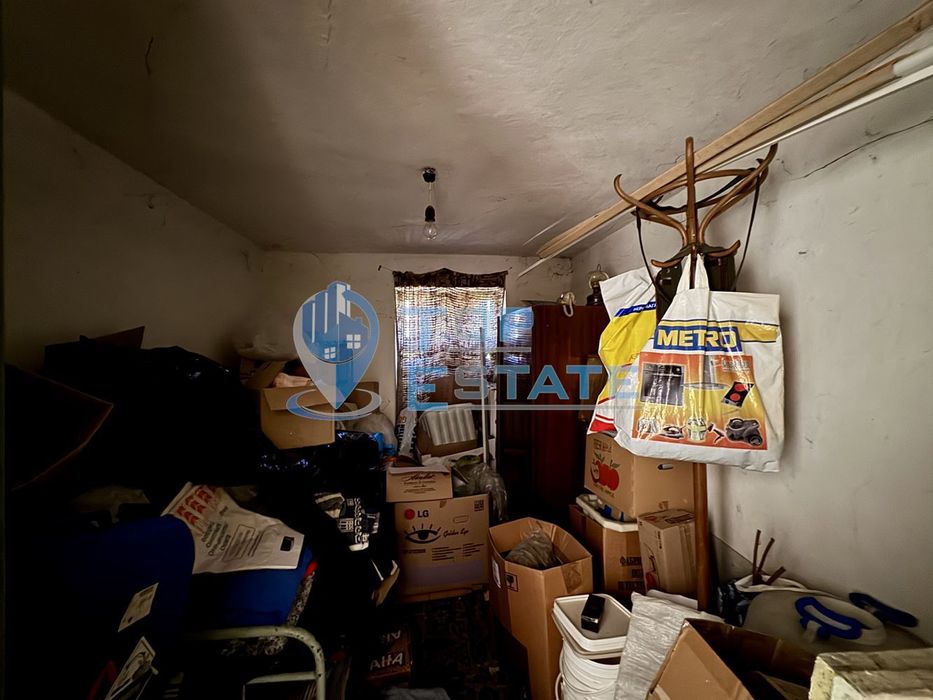 Двуетажна тухлена къща с кладенец и голям двор в село Александрово, о