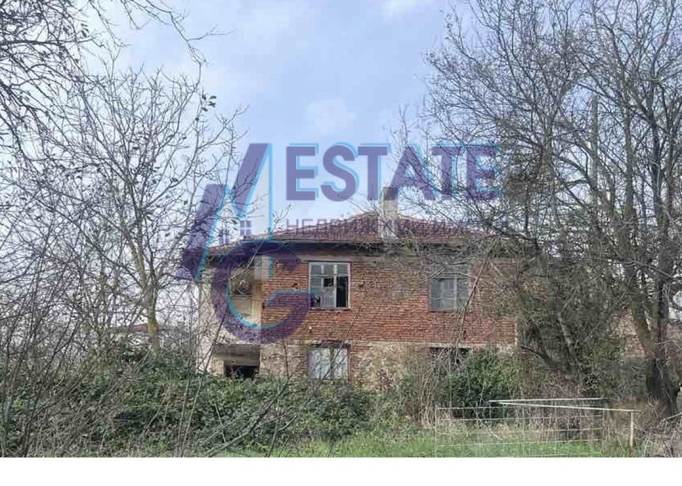 Двуетажна къща с голям двор и прекрасна гледка в село Фазаново