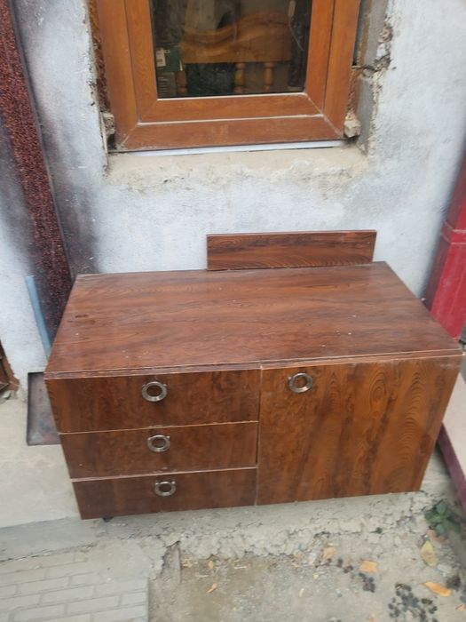 Диван старый раскладной и трюмо с зеркалом ссср