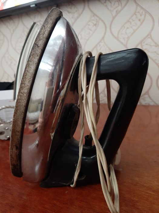 Продам советский утюг
