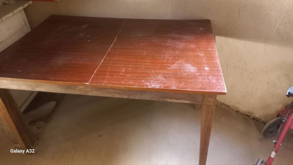 Ролик ва шкаф стол сотилади