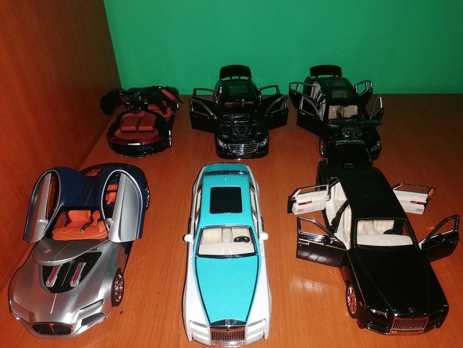 Метални колички с отварящи се врати, работещи фарове и звук от двигате