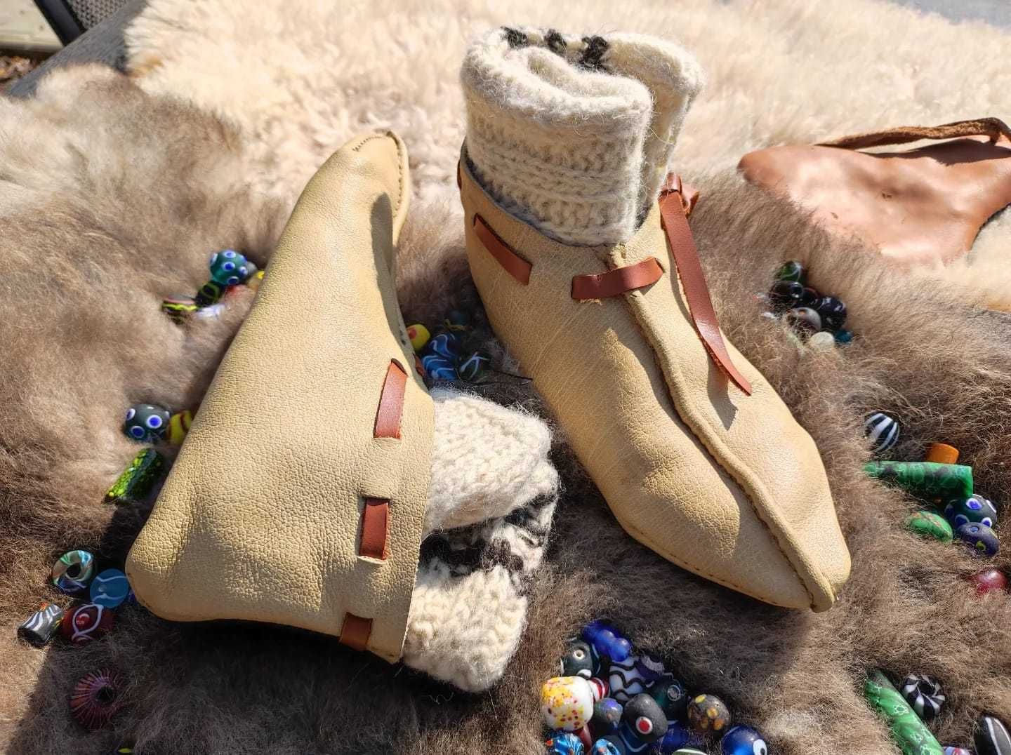 Pantofi vikingi lucrați manual din piele