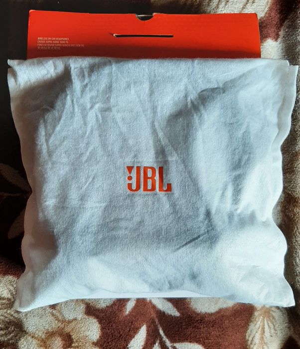 Vând căști originale jbl în stare bună wireless bluetooth