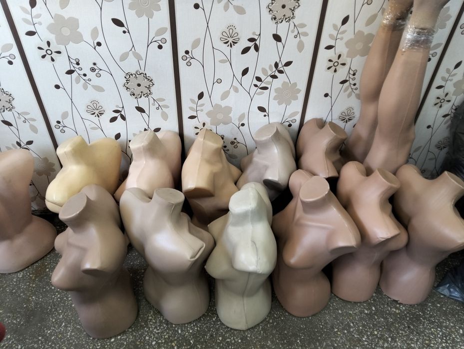 Manechine, busturi ,picioare expunere haine,, pantaloni,,bluze