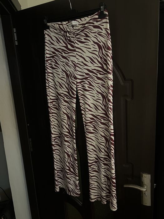 Pantaloni evazati tip zebra Bershka