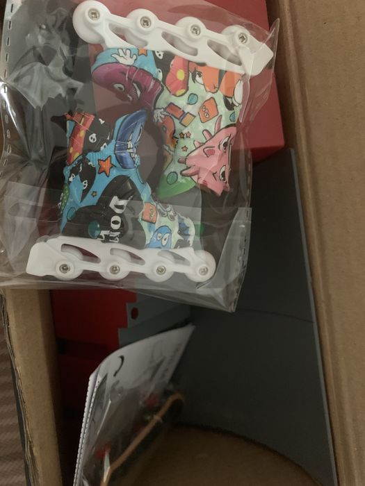 Joc baietii skate bord si role degetare