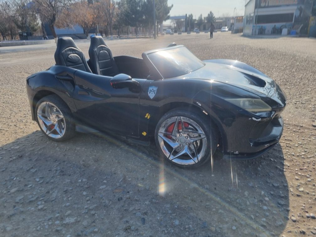 Bolalar moshinasi ferrari f8.