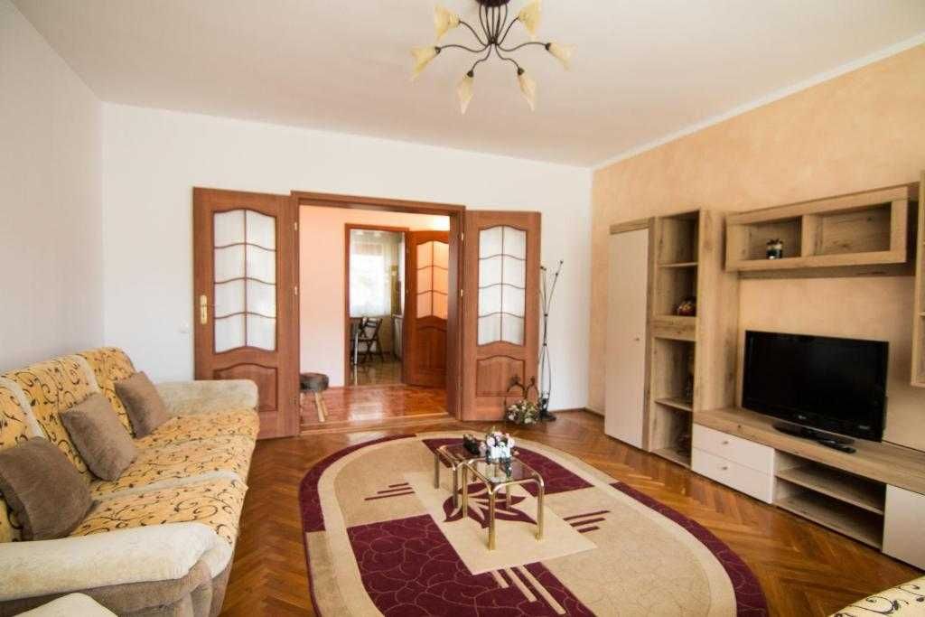 Proprietar, inchiriez ap 3 camere la vila, 70mp util, decomandat